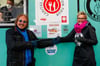 Frank Zander (l) und Inka Bause kümmern sich in Berlin um Obdachlose.