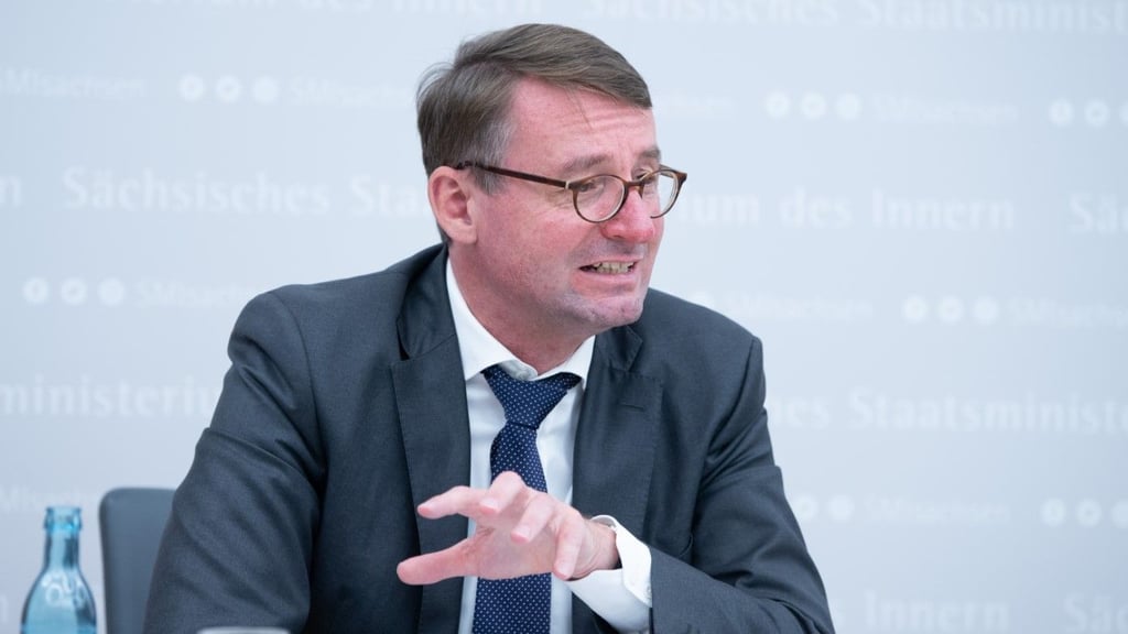 Sachsens Innenminister Roland Wöller fordert schwerere Strafen für Schleuserbanden.