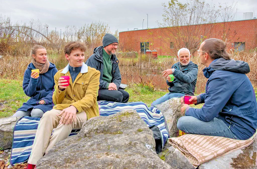 Das erste persönliche Treffen der Vertreter von „Parents for Future“ und „Scientists für Future“ fand im Freien mit einem heißen Tee statt.