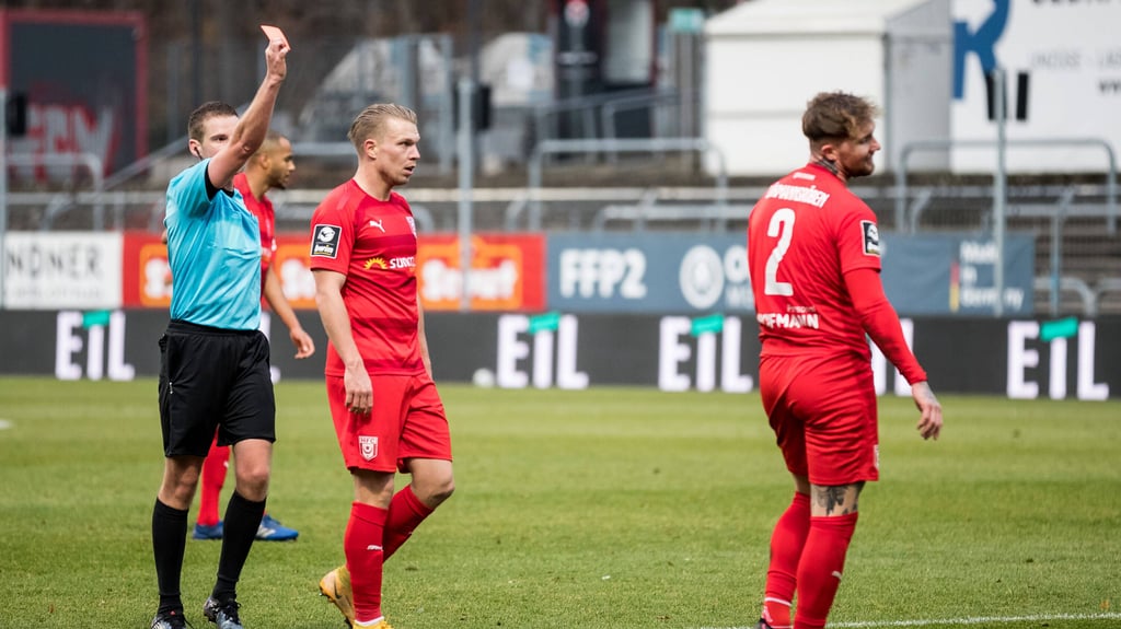 Jan Löhmannsröben (r.) ärgert sich nach seinem Platzverweis gegen Viktoria Köln.