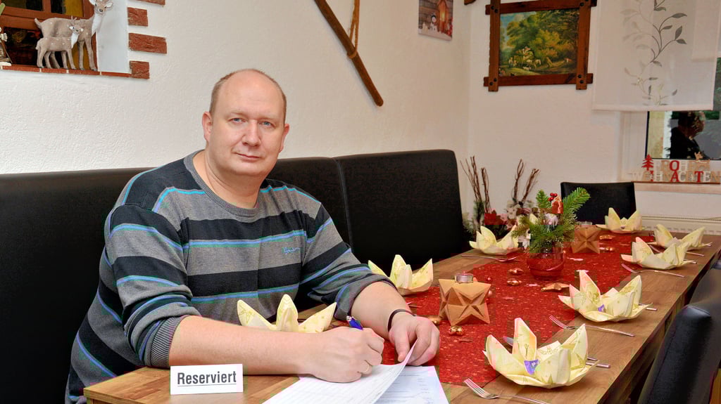 Inhaber Sven Fahrenkamp sitzt am festlich dekorierten Tisch in seinem Röwitzer Gasthaus. Doch viele Gäste werden die Dekoration wohl nicht sehen, coronabedingt bleiben viele von ihnen fern. Dieses Problem gibt es in der gesamten Branche.