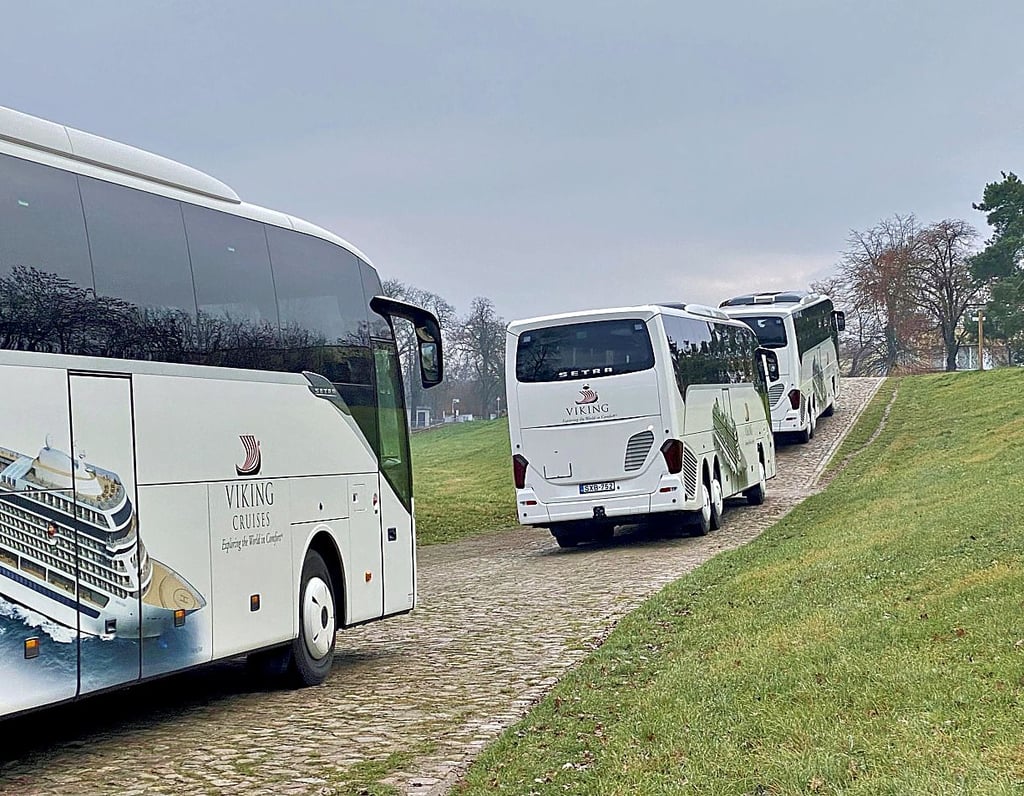In Bussen geht es vom „Kreuzfahrtterminal“ zwischen Deich und Kläranlage in die Innenstadt. Die Amerikaner stört’s nicht.