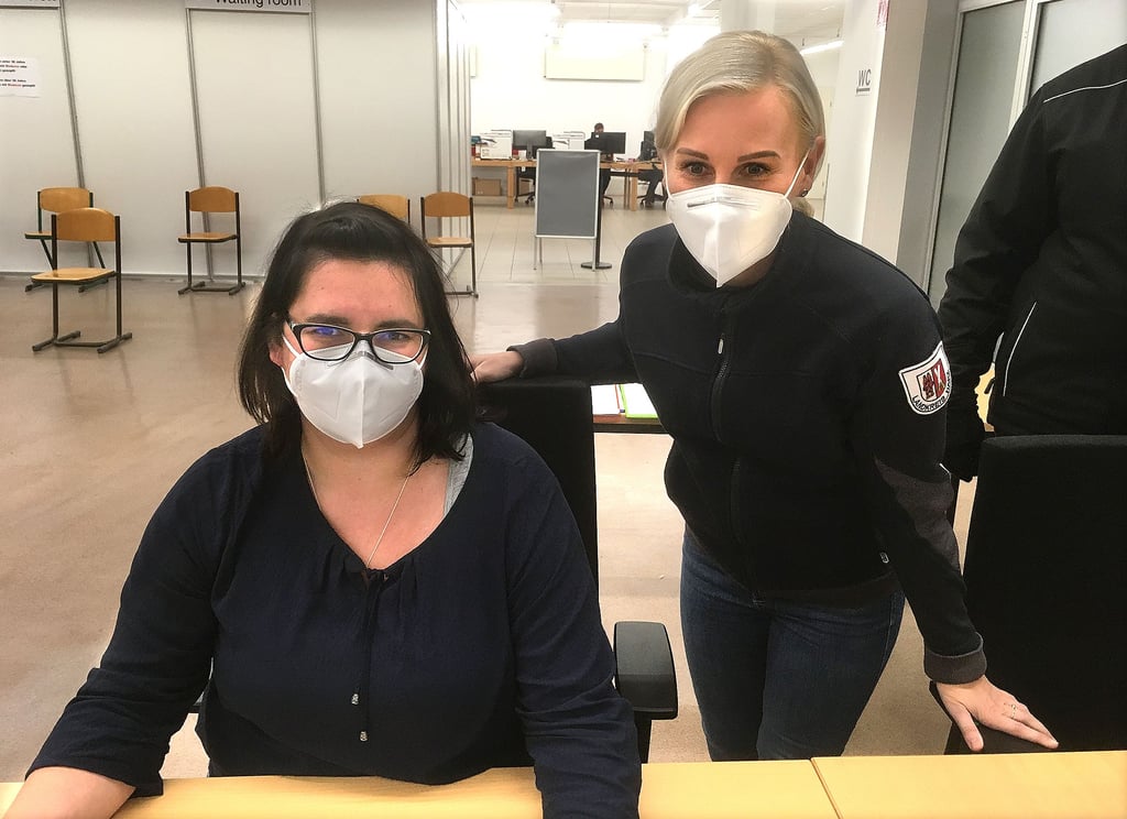 Immer wieder unterwegs, um die Abläufe im Impfzentrum im Blick zu haben: Annelie Dietze (rechts), Chefin des Kreis-Impfzentrums in Quedlinburg, schaut Yvonne Eggert, die normalerweise im Kreis-Umweltamt arbeitet, im Anmeldebereich über die Schulter.