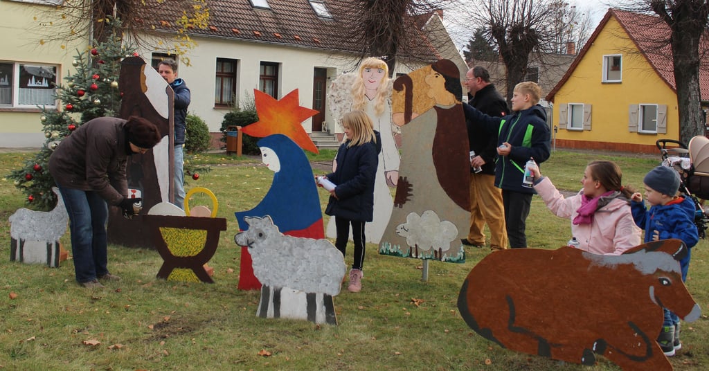 Zwölf Tiere, acht Personen, sieben Sterne und sieben Sternschnuppen waren das Ergebnis der Weihnachts-Aktion 2020. Unter dem Motto „Advent an der frischen Luft“ waren die Einwohner und Gäste aufgefordert, sich die Geschichte zu erwandern. Die Figuren haben die Mitarbeiter der Heinrich’s GmbH nun aus ihrem Winterquartier heraus geholt. In diesem Jahr stehen sie alle auf der Grünfläche Friedensstraße/Güterglücker Straße.