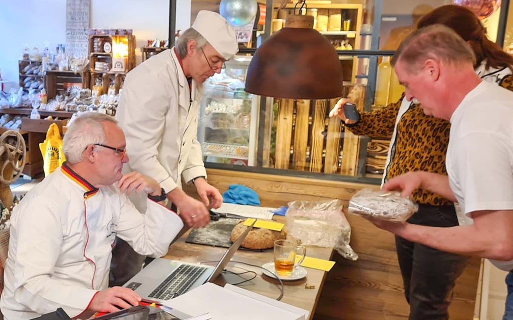Der Sachverständige des Deutschen Brotinstituts, Michael Isensee (li.), bei der Stollenprüfung in Calvörde