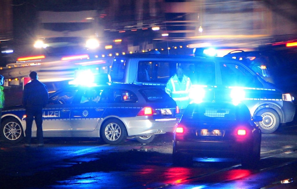 Einsatzkräfte der Polizei sprren eine Kreuzung.