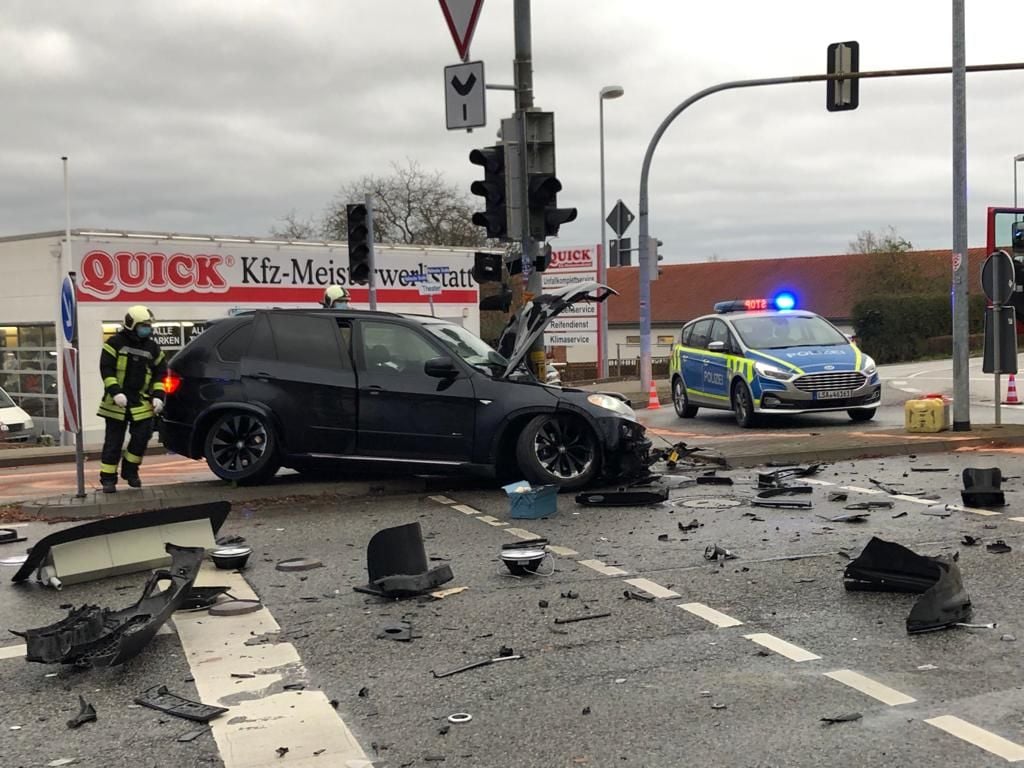Unfall an der Kreuzung Hallesche Straße/Rathenaustraße in Eisleben.