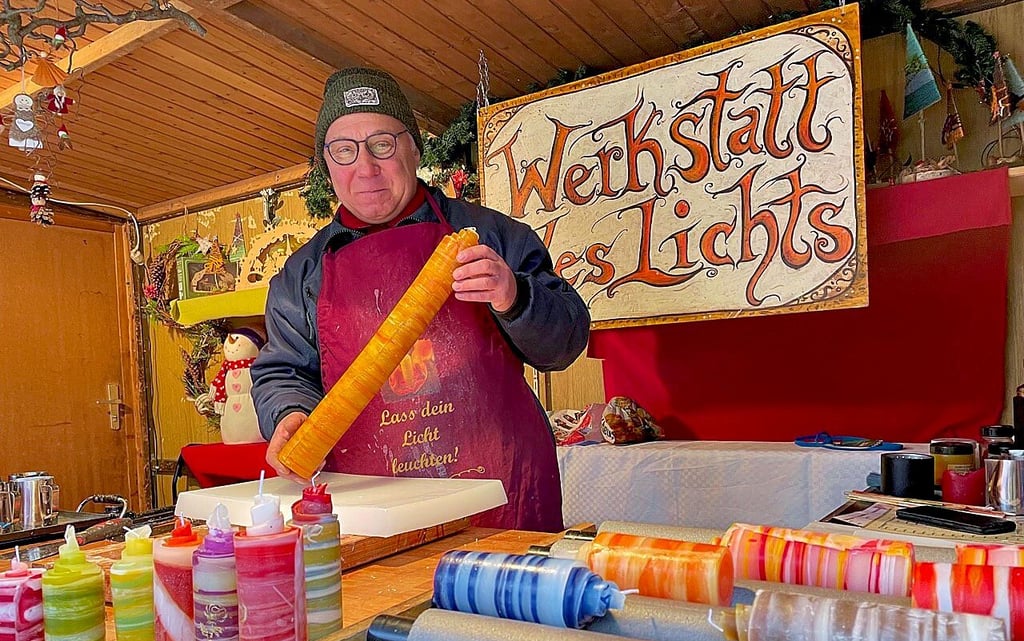 Uwe Schirrmeister fühlt sich wohl in seinem Stand auf dem Kunsthanderwerkermarkt in Weißenfels.