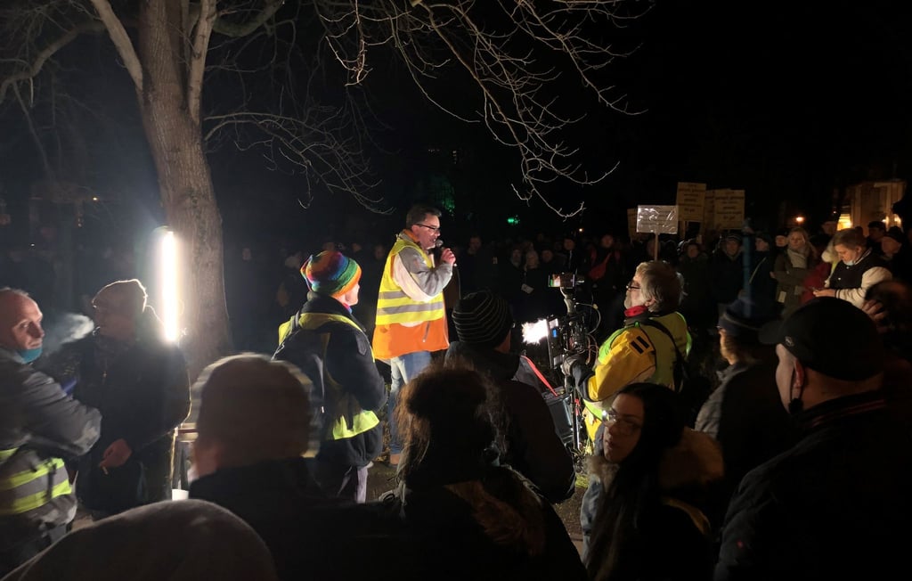 In Rostock haben nach Angaben der Polizei zunächst rund 850 Menschen gegen die nach ihrer Ansicht zu strengen Regelungen im Umgang mit der Corona-Pandemie und die damit verbundenen Einschränkungen protestiert.