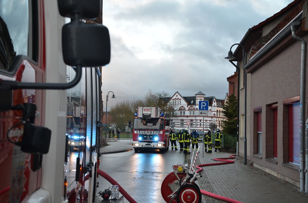Die Feuerwehr im Einsatz an der Altperverstraße in Salzwedel.