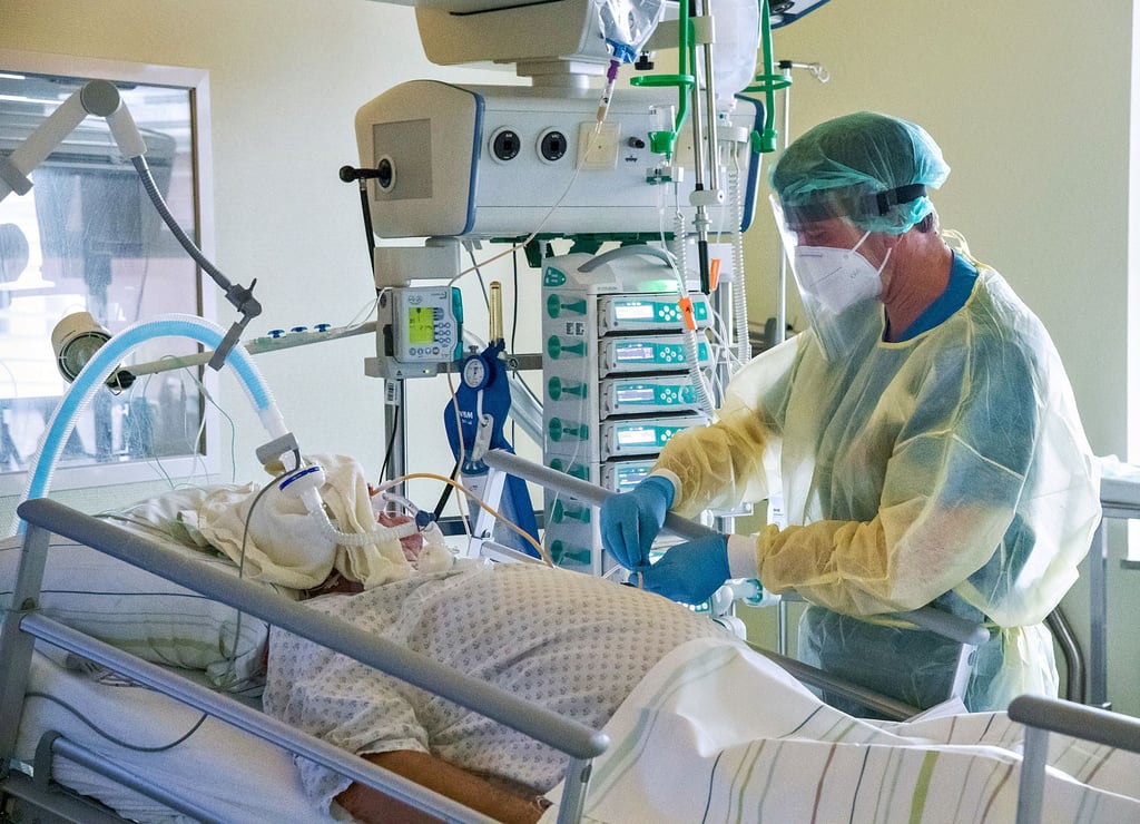 Pfleger Markus Steinke kümmert sich auf der Intensivstation um einen Covid-Patienten. Was die Erkrankten dort eint? Sie sind ungeimpft und erwachsen. Kinder würde man bei einem ganz schweren Verlauf in größere Kliniken bringen.