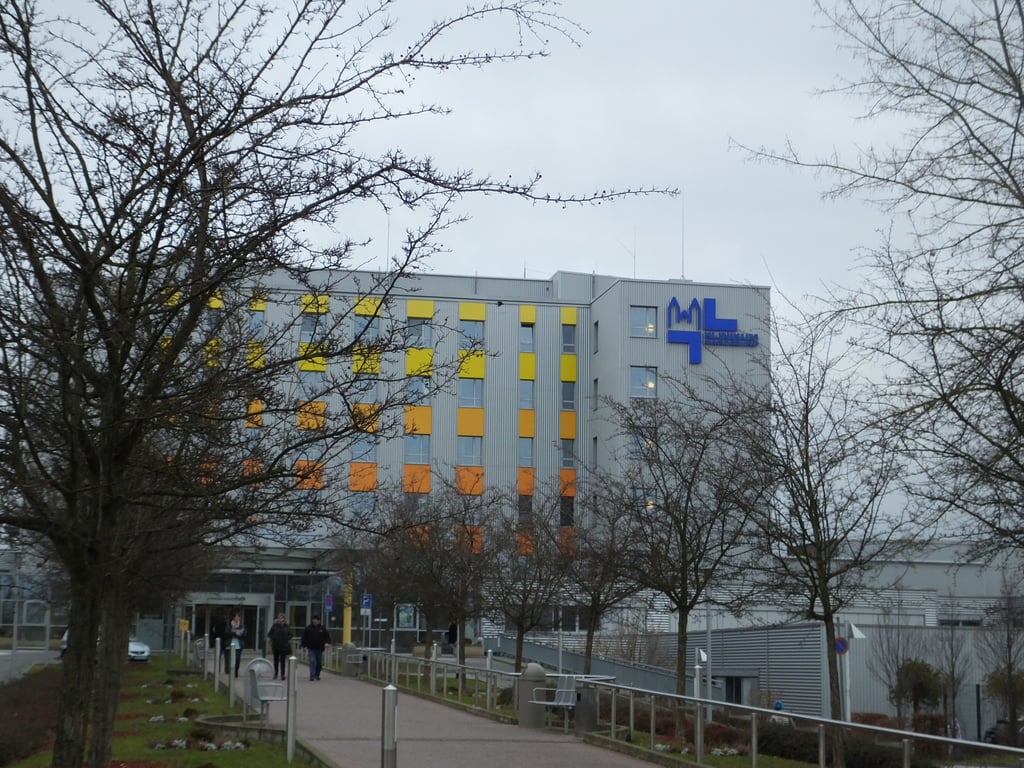 Das Haupthaus des Klinikums Magdeburg am nördlichen Stadtrand. Aktuell fährt das Krankenhaus millionenschwere Verluste ein. Die Geschäftsführerin muss gehen.