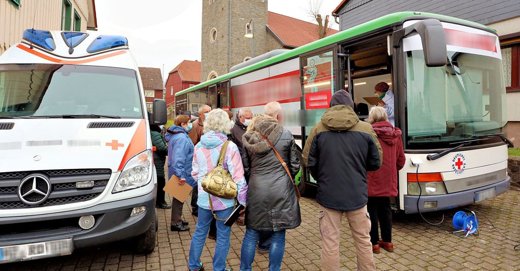 Der für die Mission Corona-Impfung umgebaute Linienbus der Harzer Verkehrsbetriebe rollt in den nächsten Tagen in Derenburg, Timmenrode und Wienrode vor. Dort können sich die Einwohner – wie hier in Allrode - gegen das Corona-Virus impfen lassen.