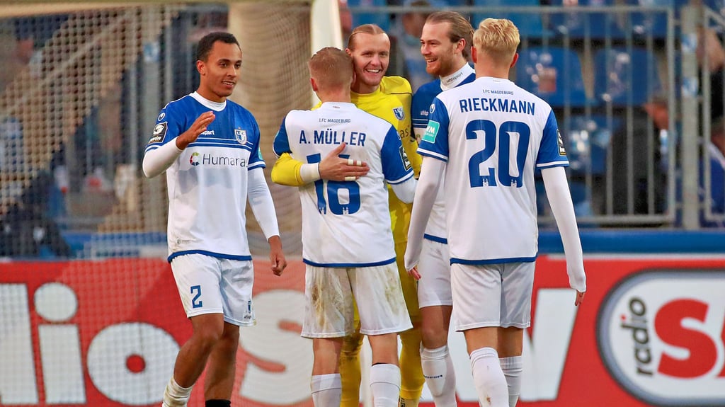 Torhüter Dominik Reimann (Mitte) war am vergangenen Wochenende der gefeierte Mann des 1. FC Magdeburg. In München will der Schlussmann zum dritten Mal in Folge ohne Gegentreffer bleiben.