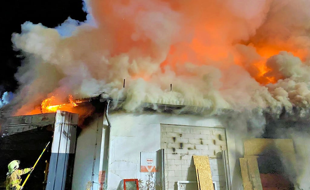 Die ehemalige Spielhalle am Staßfurter Neumarkt steht in der Nacht zum Donnerstag in Vollbrand. Die Freiwilligen Feuerwehren Staßfurt, Löderburg und Neundorf waren mit 46 Kameraden und neun Fahrzeugen im Einsatz.