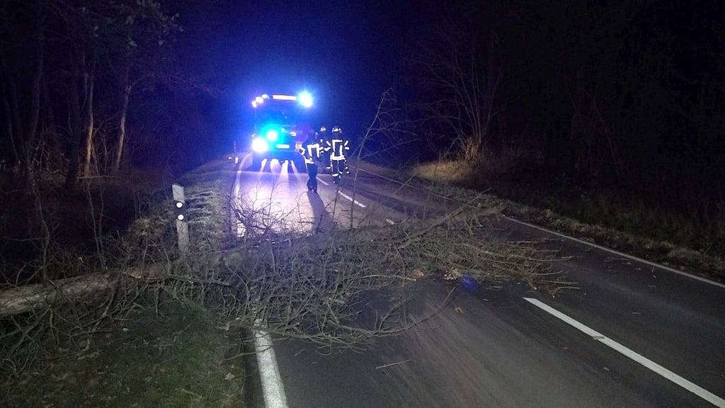 Die L25 zwischen Flechtingen und Calvörde im Landkreis Börde musste am Mittwochabend (1. DEzember) voll gesperrt werden.