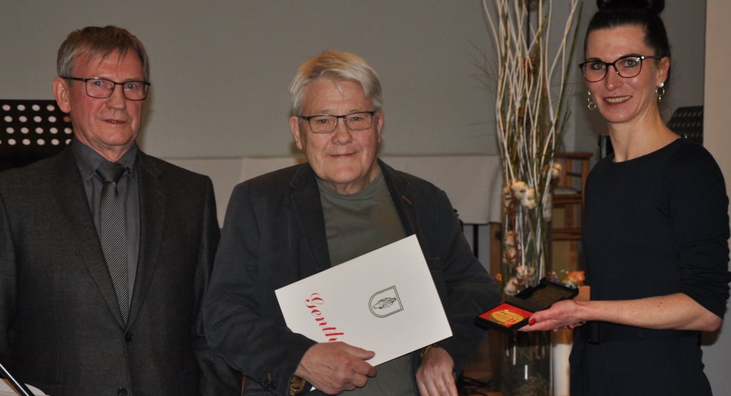 Falk-Holger Schmidt (Mitte) aus Dretzel erhielt den Bürgerpreis 2020 der Stadt Genthin. Daneben: Laudator Klaus Voth und die stellvertretende Bürgermeisterin Alexandra Adel