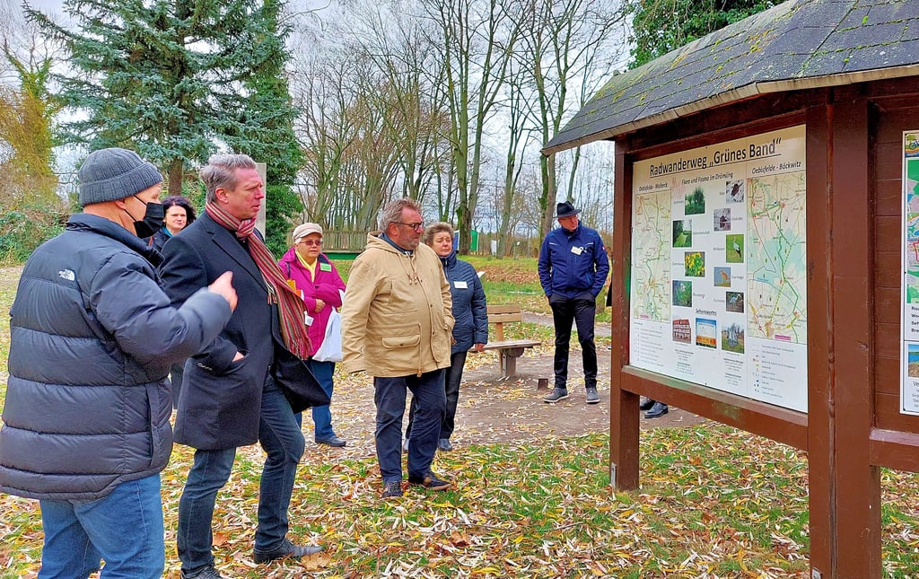 Ulrich Pettke führte Staatssekretär Sebastian Putz bei seinem Besuch in Oebisfelde nicht nur durch das Heimatmuseum, sondern auch durch den Skulpturenpark im Dämmchen. Dabei wurden auch die Radweg-Infostelle sowie die Beschilderung entlang des Grünen Bandes gezeigt.