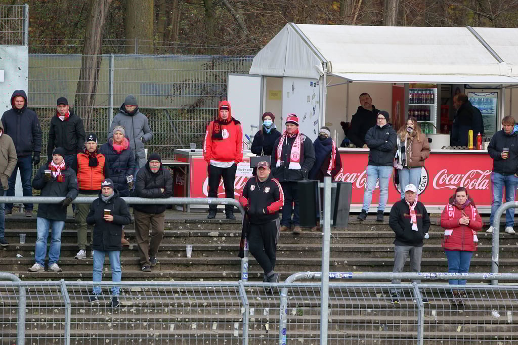 Zum Auswärtsspiel bei Viktoria Köln waren nur eine handvoll HFC-Fans angereist. Und auch beim kommenden Heimspiel werden Teile der Fankurve leer bleiben.