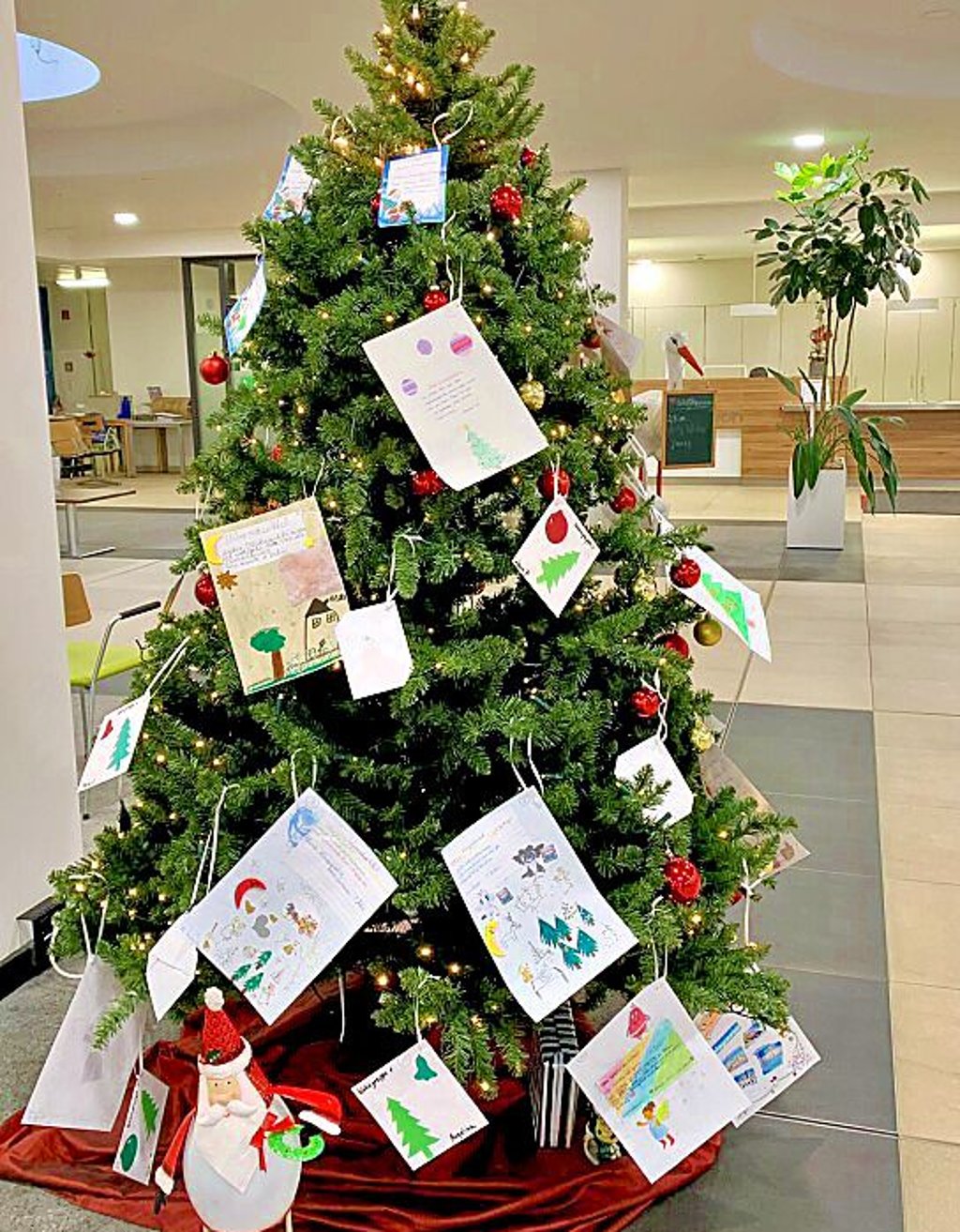 Der „Weihnachtswunschbaum“ im Foyer der Helios Klinik Köthen