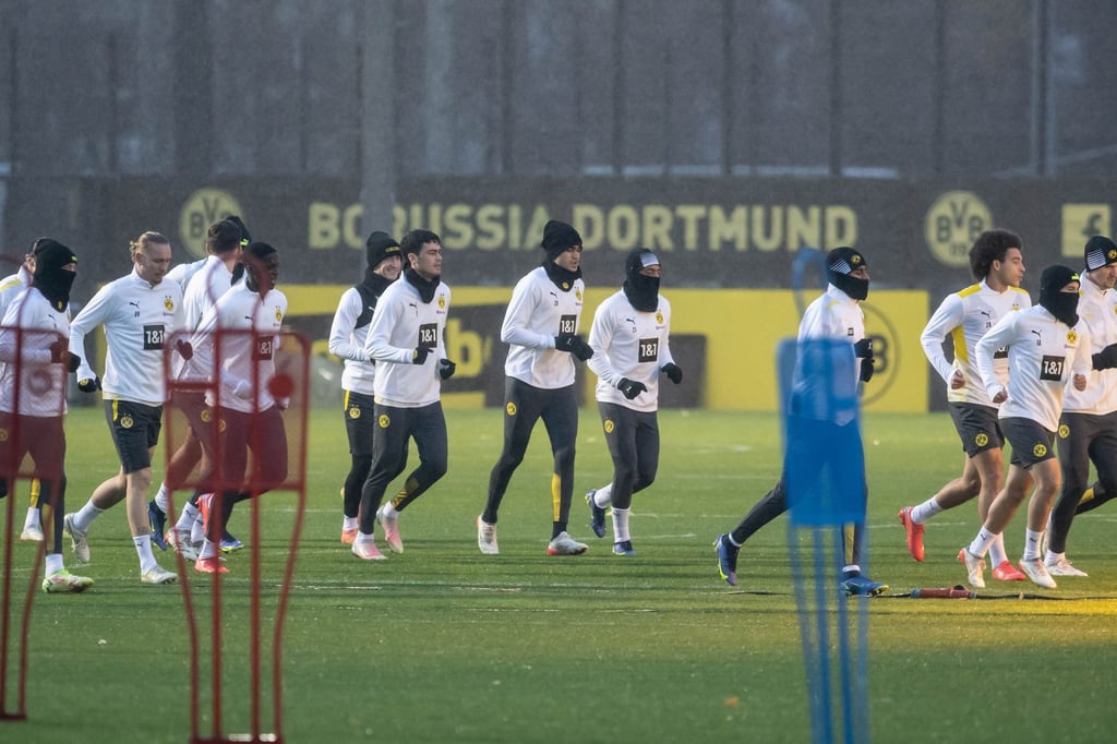 Die Spieler von Borussia Dortmund laufen sich für das Training warm.
