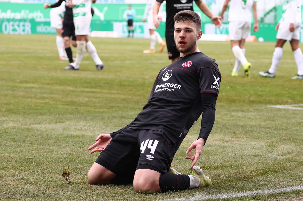 Der Nürnberger Erik Shuranov jubelt über einen Treffer.