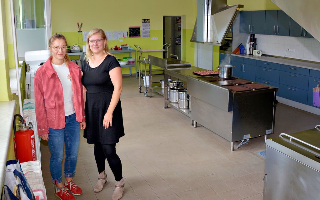 Die Zukunft der Küche in der Groß Garzer Grundschule ist dank vieler Spenden gesichert. Die Vorsitzende des Fördervereins der Kindereinrichtungen im Zehrental, Annemarie Roger (l.), und ihre Stellvertreterin Katharina Totz hatten im August öffentlich um Hilfe gerufen und waren zwischenzeitlich gleichermaßen überrascht und dankbar über die große Resonanz in Pandemie-Zeiten.