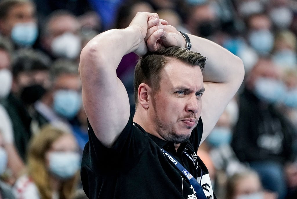 Beklagt eine Ungleichbehandlung bei Spielabsagen in der Bundesliga: Kiels Trainer Filip Jicha.