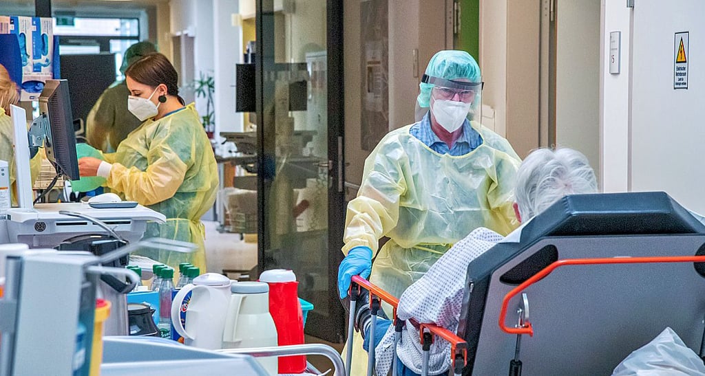 Die Anlieferung neuer Patienten bringt die Pflegekräfte auf der Covid-Station an den Rand der Leistungsfähigkeit. Da von den anderen Stationen Personal abgezogen werden muss, geht es den Kollegen dort nicht viel besser.