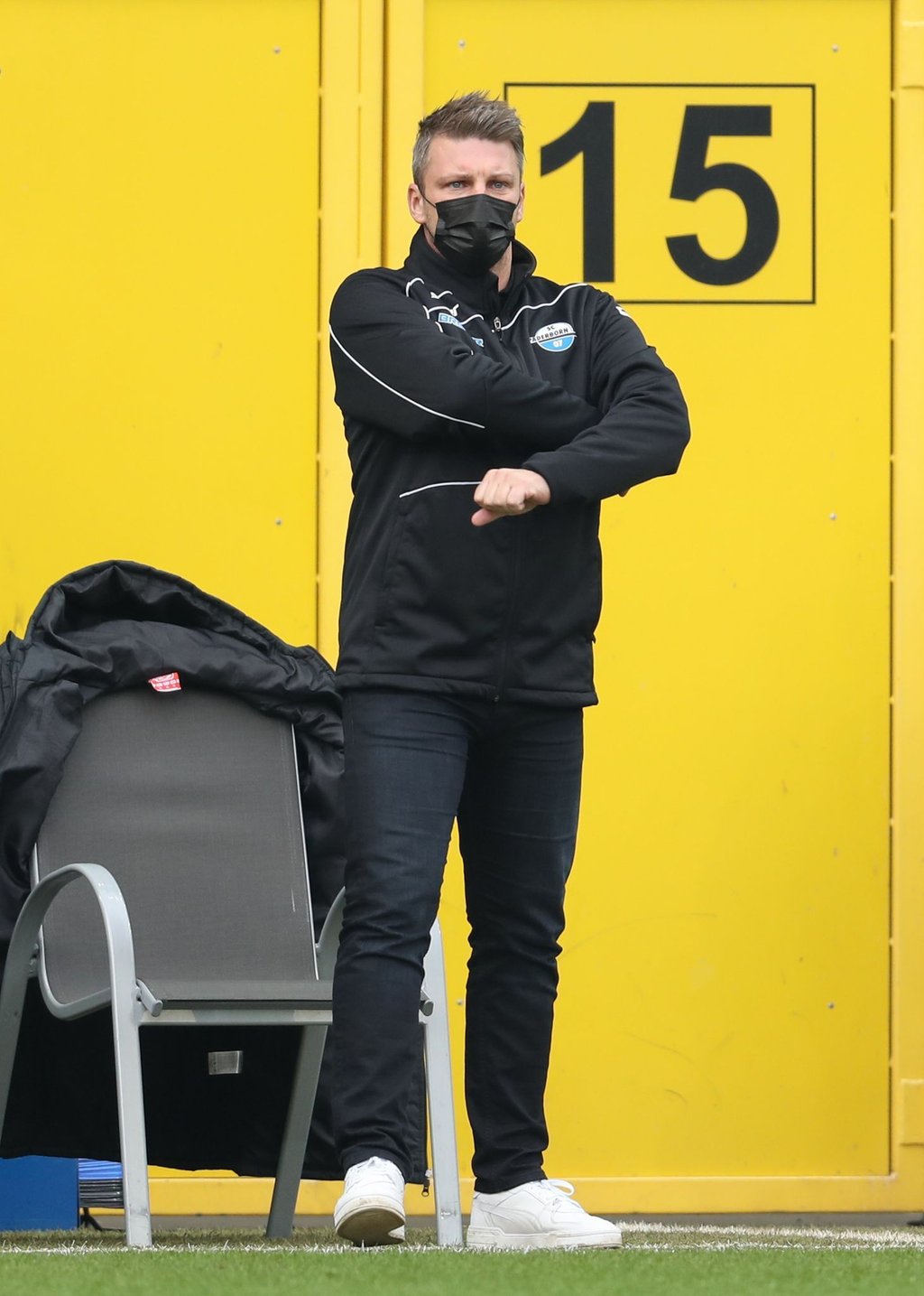 Darf sein Team nur mit Maske coachen: Paderborns Trainer Lukas Kwasniok.
