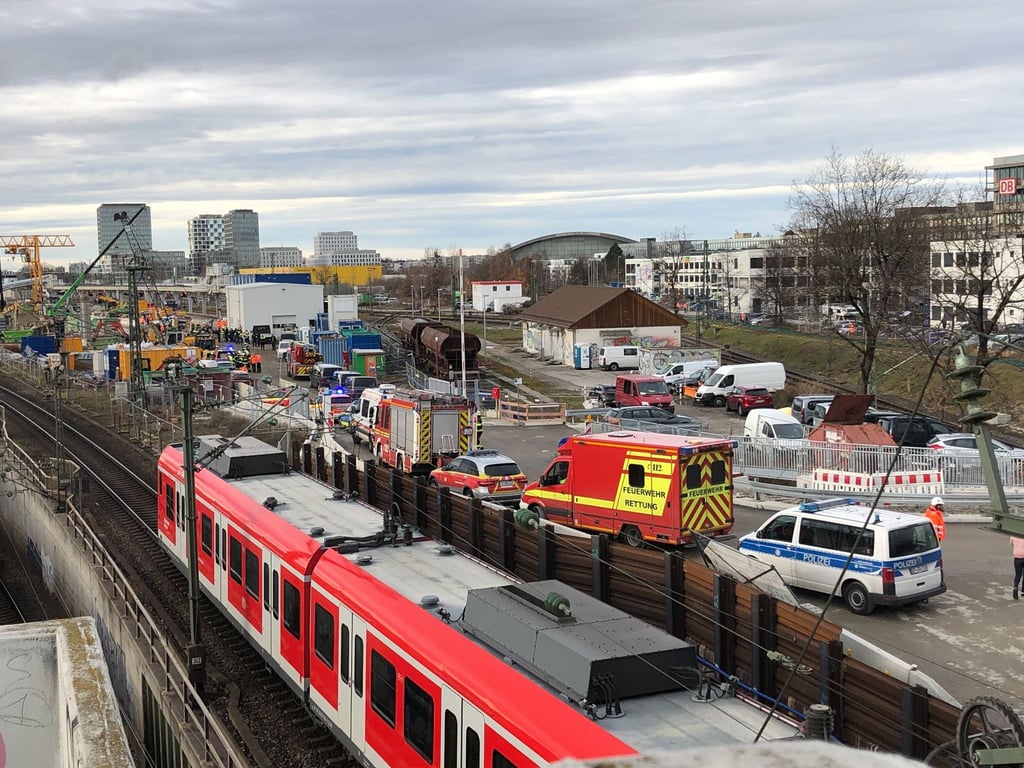 Feuerwehr, Rettungsdienst und Polizei im Einsatz nach der Explosion der Fliegerbombe in München.