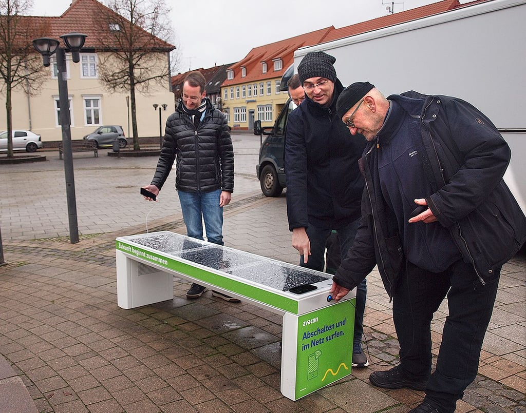 Heiko Seifert (von rechts) ließ sich von Arendsees Bürgermeister Norman Klebe und Andreas Forke in die Funktion der Ladebank einweisen.