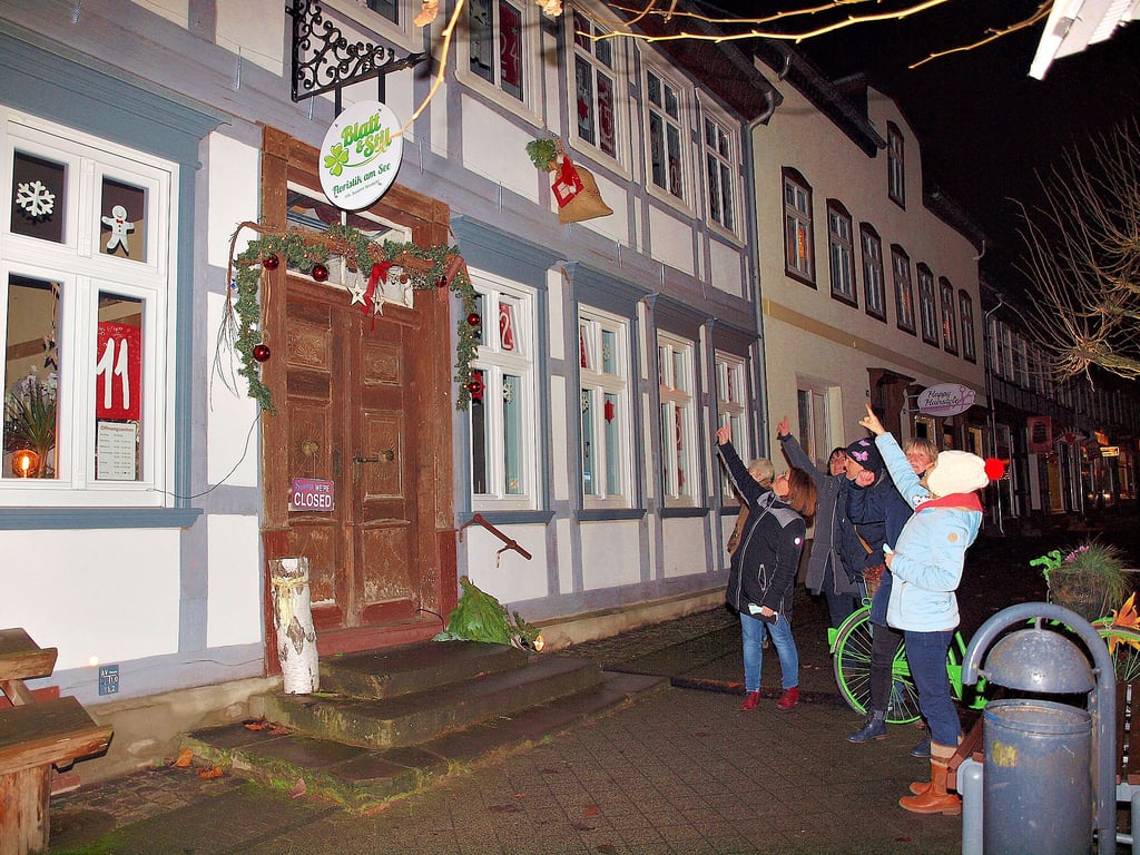 Kathrin Goyer (von rechts), Birgit Muhl, Katrin Kellner, Katrin Kleemeier und Katrin Nothnagel vom Adventskalenderteam begutachteten ihr Werk in Arendsee, das geschmückte Knusperhäuschen mit 24 Fenstertürchen.