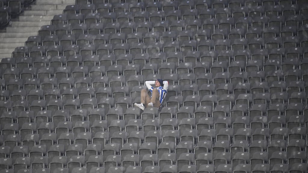 Die Fußballstadien bleiben wegen der Corona-Lage in Deutschland vorerst mindestens halbleer.