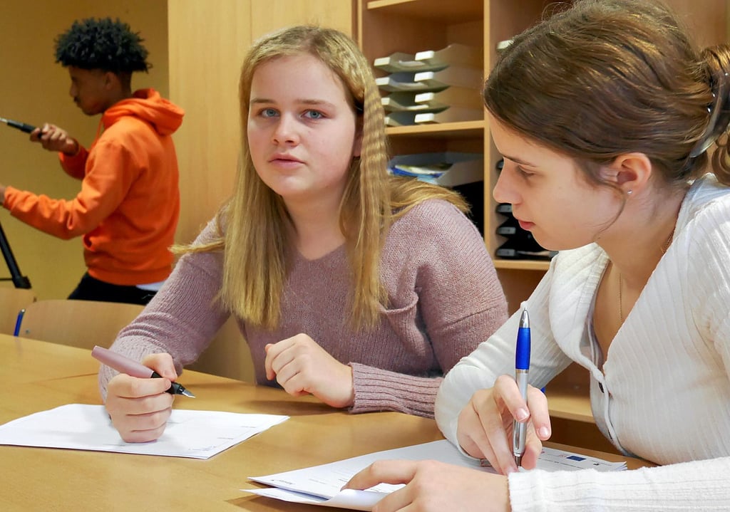 In der Gemeinschaftsschule Möckern sind Ibsaa (Kamera), sowie Alica und Amy (Drehbuch, v. li.) beim Filmprojekt mit dabei.