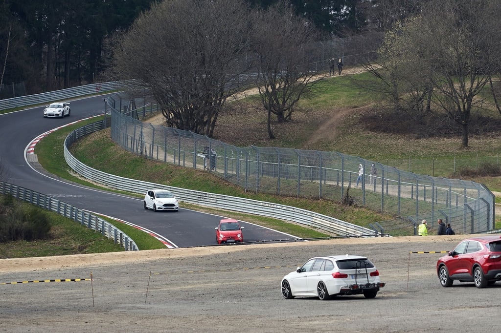Belustigung am „Brünnchen“: Zum gleichnamigen Streckenabschnitt der Nordschleife zieht es Zuschauer, die beobachten können, wie es den einen oder anderen „Hobby-Hamiliton“ von der Ideallinie abbringt.