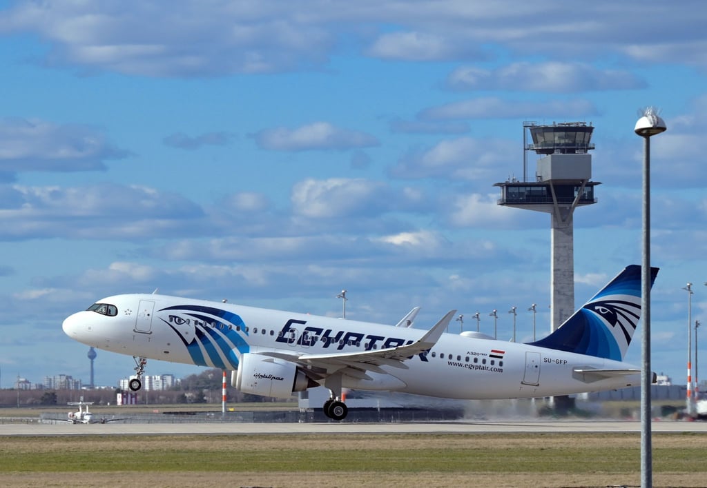 Ein Airbus A 320 neo der Fluggesellschaft EgyptAir startet vor der Kulisse des Tower von der Startbahn Süd des Flughafens Berlin Brandenburg „Willy Brandt“.