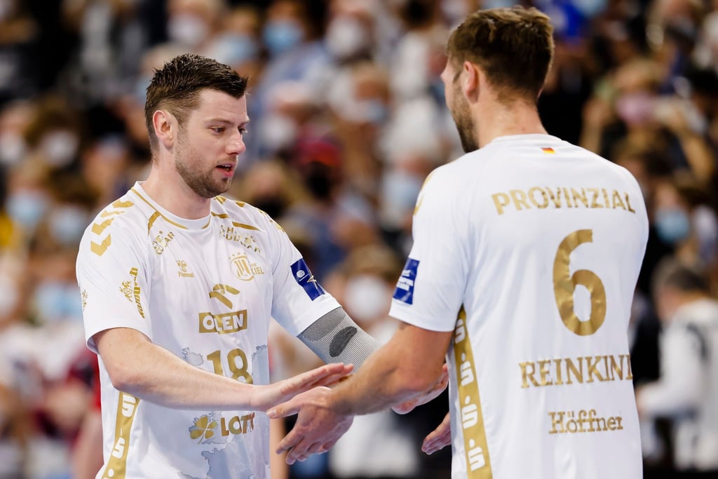 Kiels Niclas Ekberg (l) und Harald Reinkind klatschen sich ab.