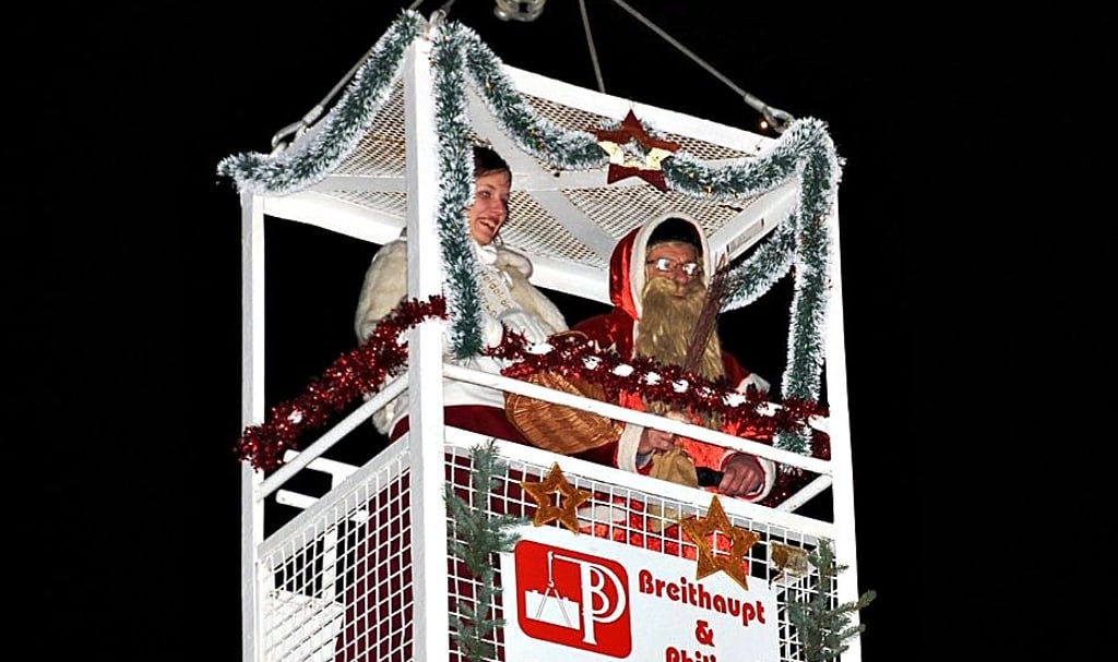 Heidekönigin und Weihnachtsmann wurden schon mit einem Kran auf dem Colbitzer Weihnachtsmarkt abgesetzt.