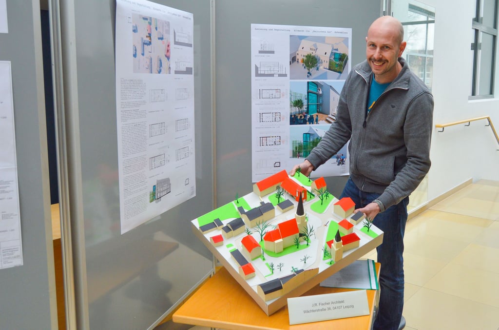Manuel Schulze, technischer Mitarbeiter im Bürgerhaus, bereitet eine kleine Ausstellung vor, in der alle Präsentationen des Ideenwettbewerbs zu sehen sind, die sich mit der Neugestaltung des „Reinichens Guts“ in Hohenmölsen befasst haben.