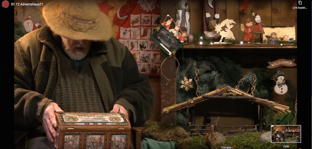 Der Apenburger Peter Warlich greift jeden Abend in seine Schatztruhe und vervollständigt die Weihnachtskrippe im Adventshaus mit einer weiteren Figur.