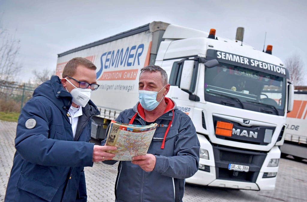 Wolfgang Kuhlmann (links) und Fahrer Uwe Seibt von der Bitterfelder Spedition Semmer beraten über den weiteren Fahrplan.