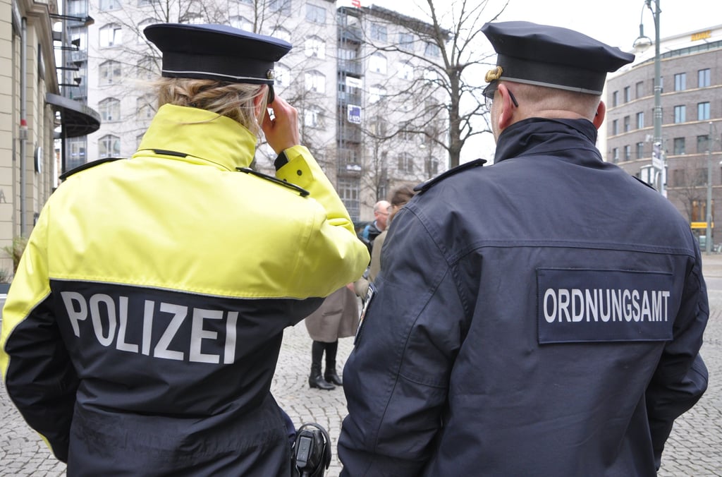 Ordnungsamt und Polizei: Die Mitarbeiter müssen Menschen auf die Einhaltung der Corona-Maßnahmen hinweisen. Das geht nicht immer glimpflich aus.