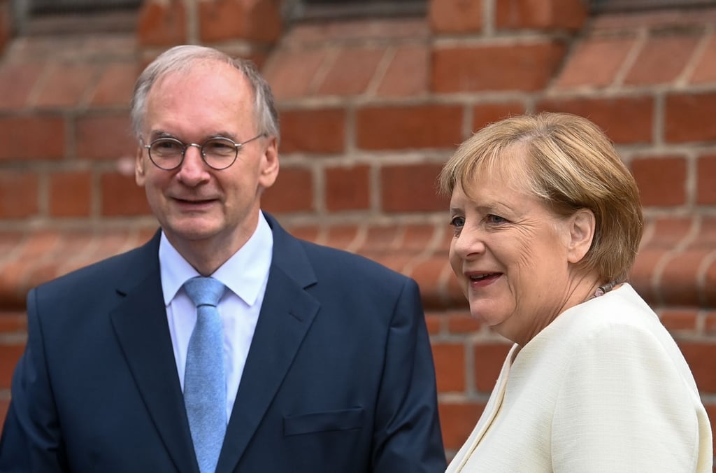 Reiner Haseloff und die scheidende Bundeskanzlerin Angela Merkel (beide CDU) an der Pauluskirche in Halle (Saale).