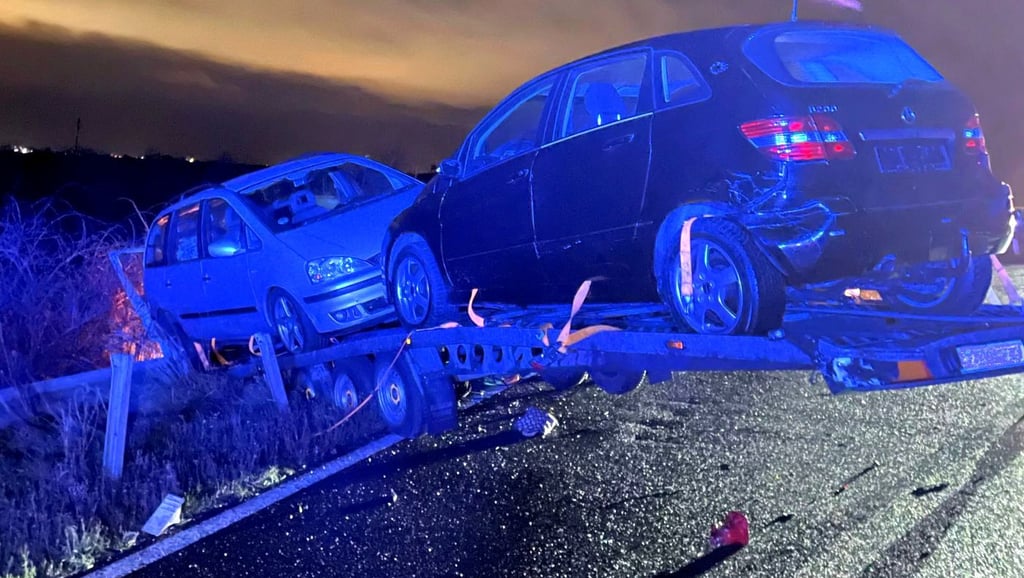 Ein Autoanhänger steht nach dem Unfall am Kreuz Rippachtal neben der Autobahn 38.