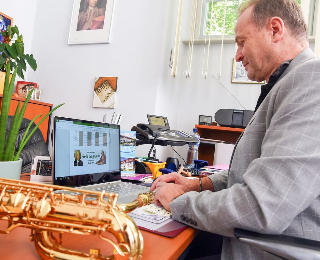 Musikschulleiter Andreas Hardelt unterrichtet wieder einmal verstärkt online - und es funktioniert.