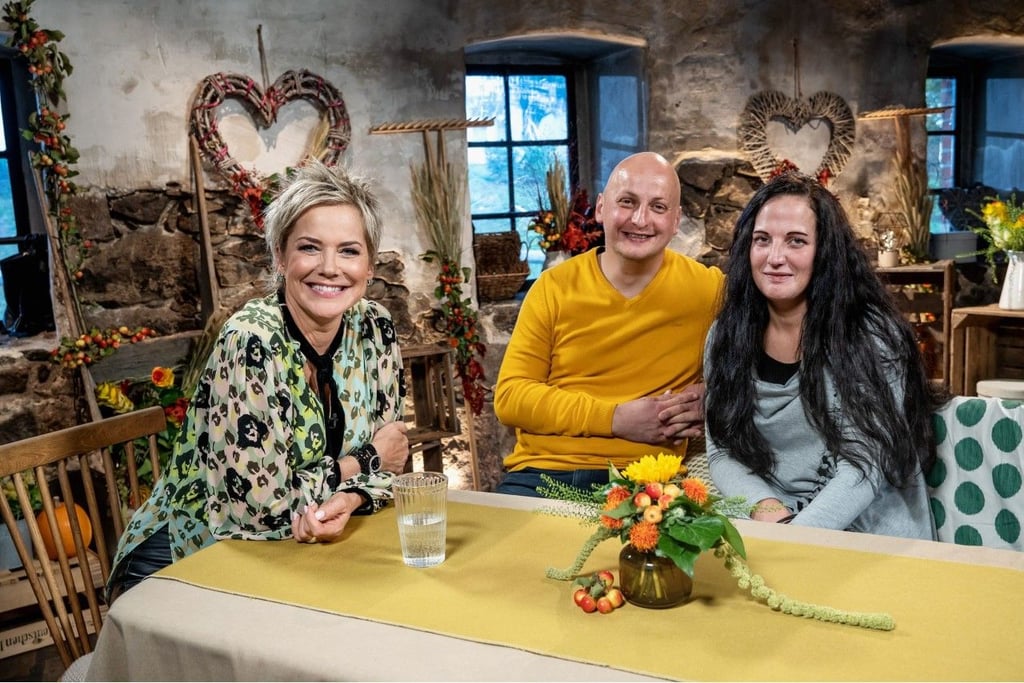 Moderatorin Inka Bause (l.) fühlt Schweinebauer Matze (34) aus Sachsen-Anhalt und Eyleen (32, Altenpflegerin) auf den Zahn und will wissen, was auf dem Hof und in ihren Herzen seit der Hofwoche im Sommer so alles passiert ist.