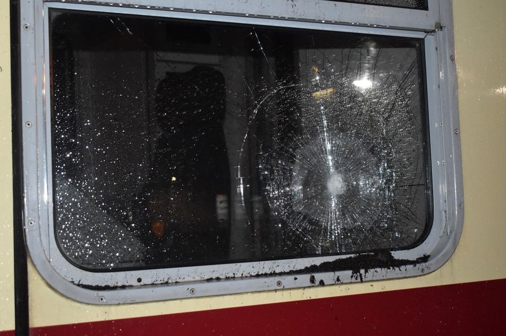 Weil sich ein Jugendlicher vor einen fahrenden Triebwagen der HSB begeben hatte, musste der Lokführer eine Gefahrenbremsung einleiten. Anschließend warf der Jugendliche einen Stein gegen einen Triebwagen. Der Schaden liegt bei 500 Euro.