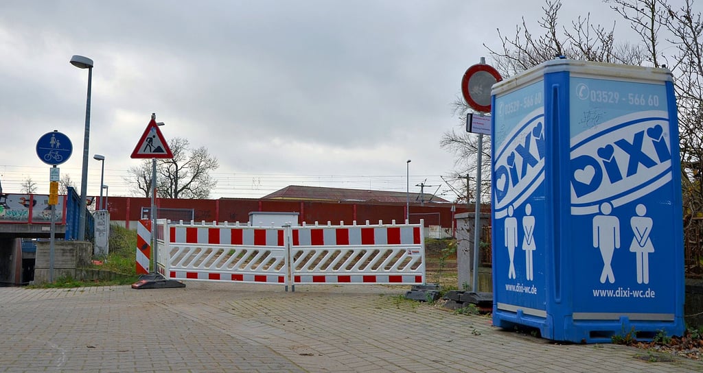 Es tut sich etwas an der lange Zeit stillgelegten Baustelle an der Hoyersburger Straße in Salzwedel.