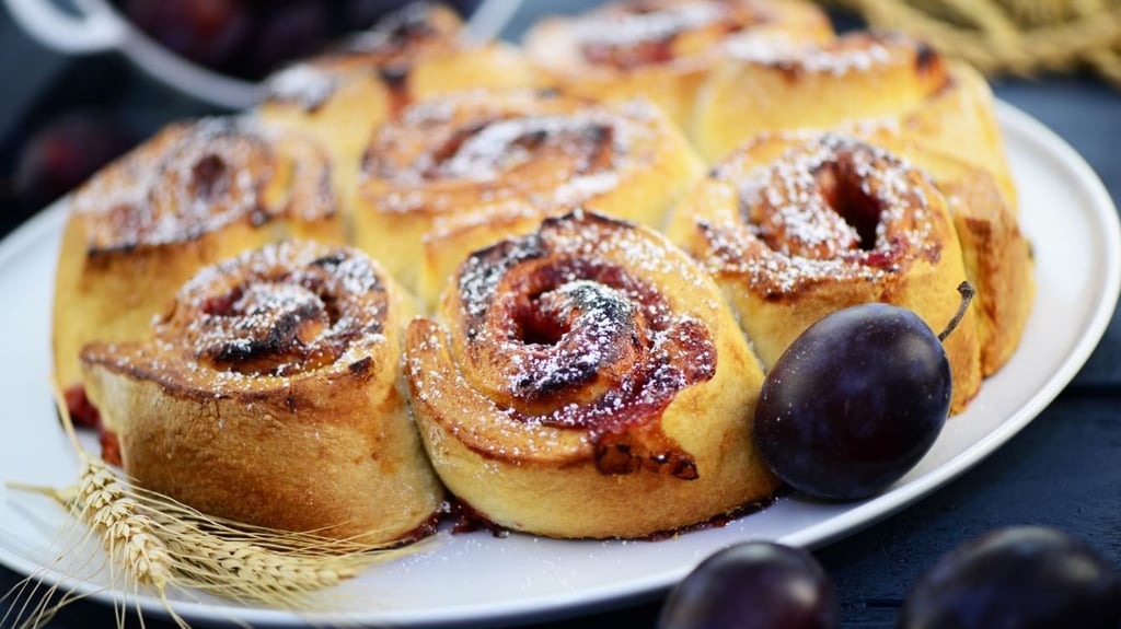 Für Pflaumen-Zimt-Schnecken sind nur wenige Zutaten nötig. 